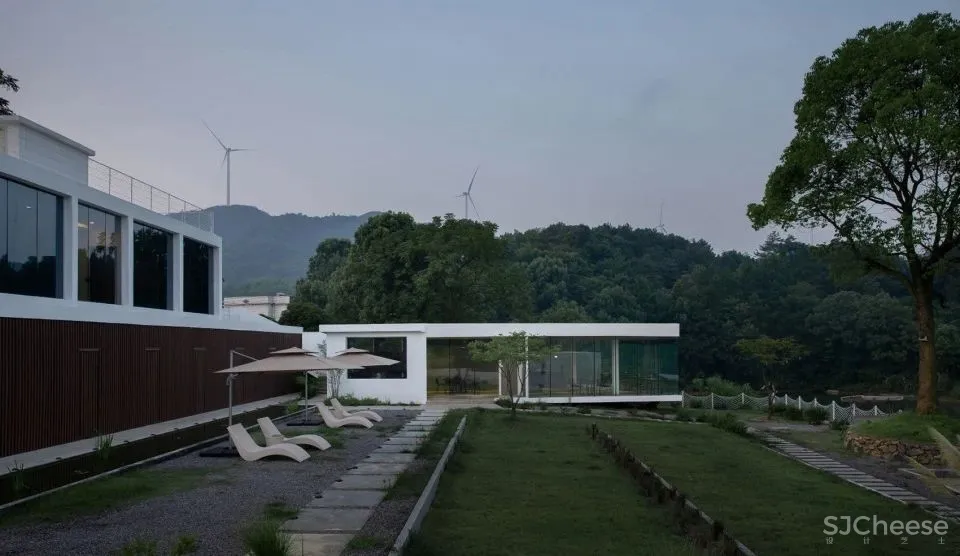 稻田里的极简民宿