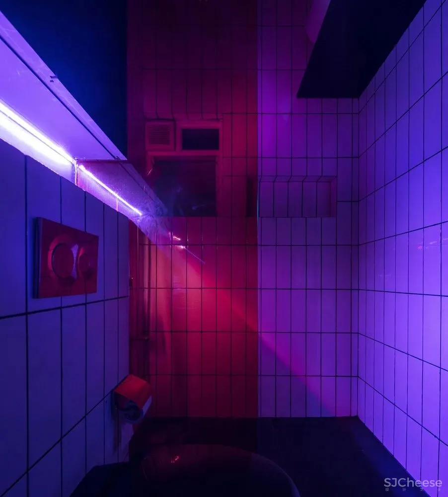 这个家又黑暗又绚烂，既大胆又原始，你会选择住在这个酷酷的空间吗？