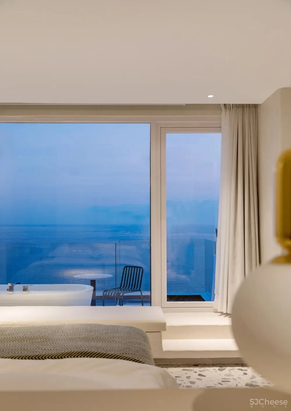 深圳埂上设计丨这栋洁净纯白的建筑，让人彷如置身圣托里尼岛