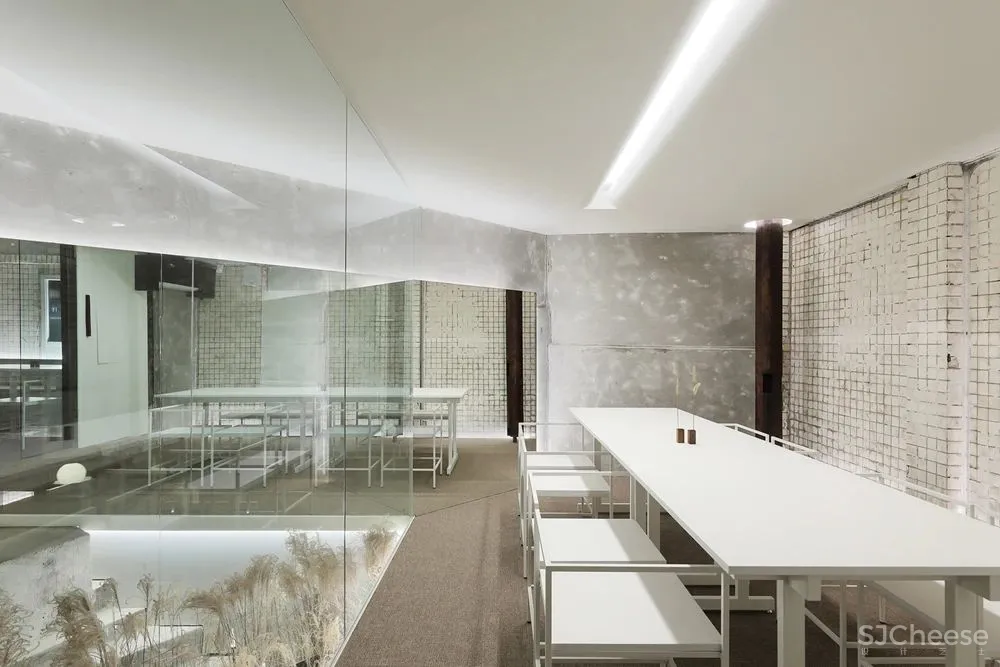 首尔市中心这家餐厅,院里竟种满了茅草?