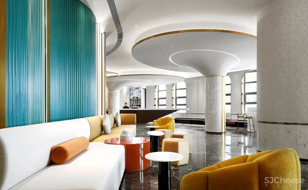 金与蓝点缀的灵动空间,唤起新与旧的时光对话