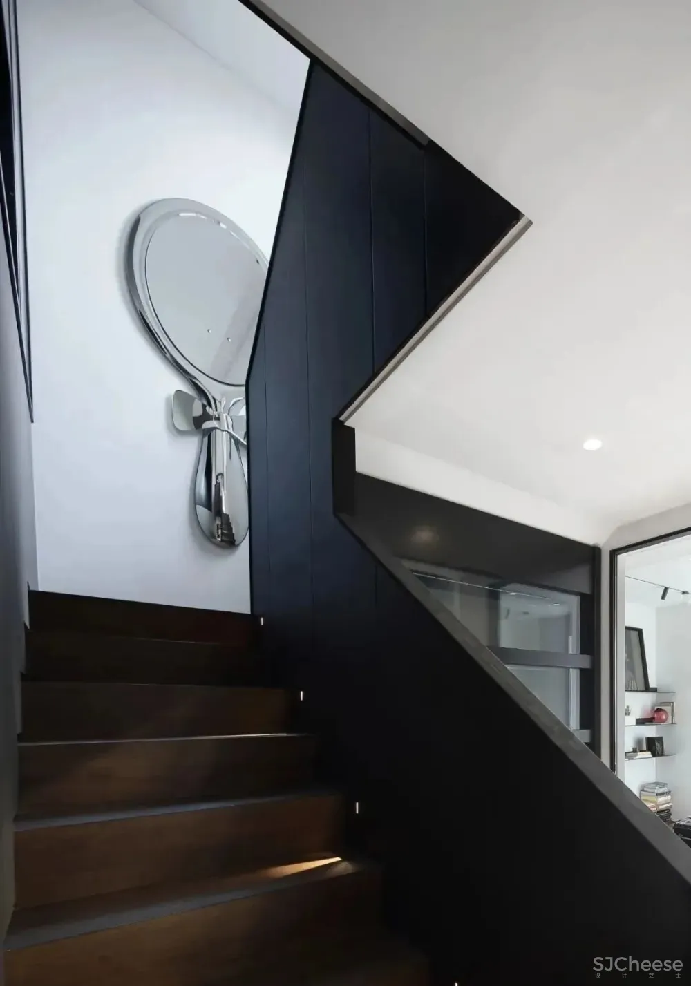 240㎡复式低干预痕迹的设计,在黑白色调中体现高级感 匠人筑语空间设计工作室