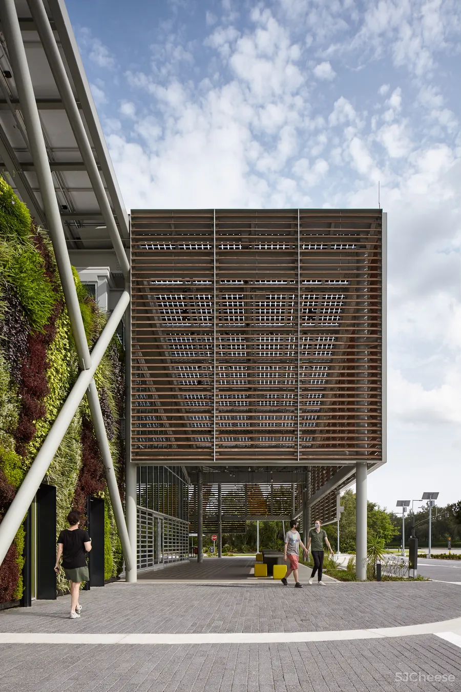 麦当劳第一家全球旗舰餐厅开幕!看似「简易」的设计,却能全靠自己发电