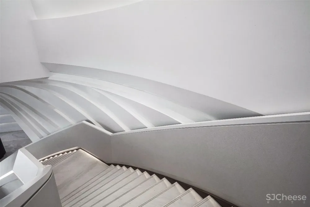 凌子达新作 星云流动的空间