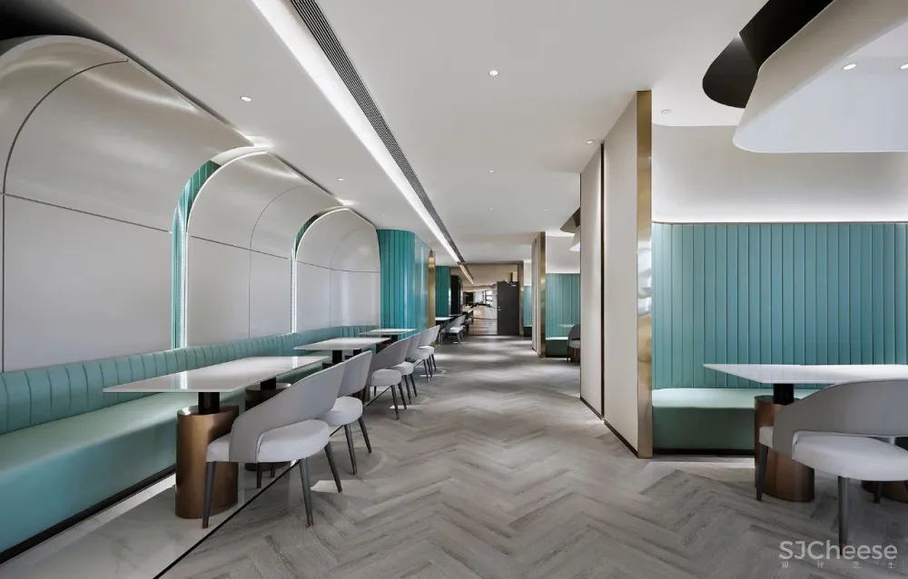 金与蓝点缀的灵动空间,唤起新与旧的时光对话