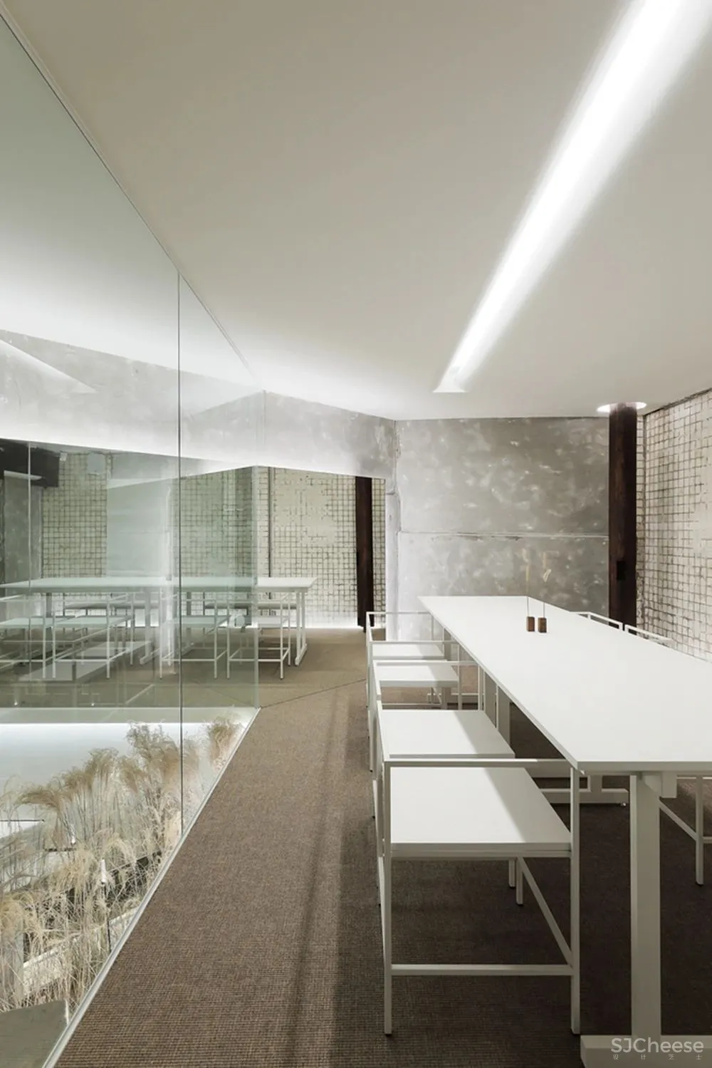 首尔市中心这家餐厅,院里竟种满了茅草?