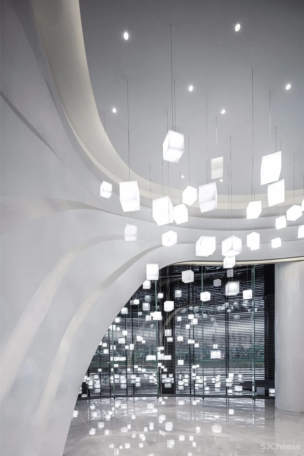 凌子达新作 星云流动的空间