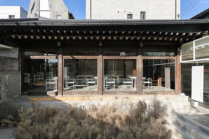 首尔市中心这家餐厅，院里竟种满了茅草？