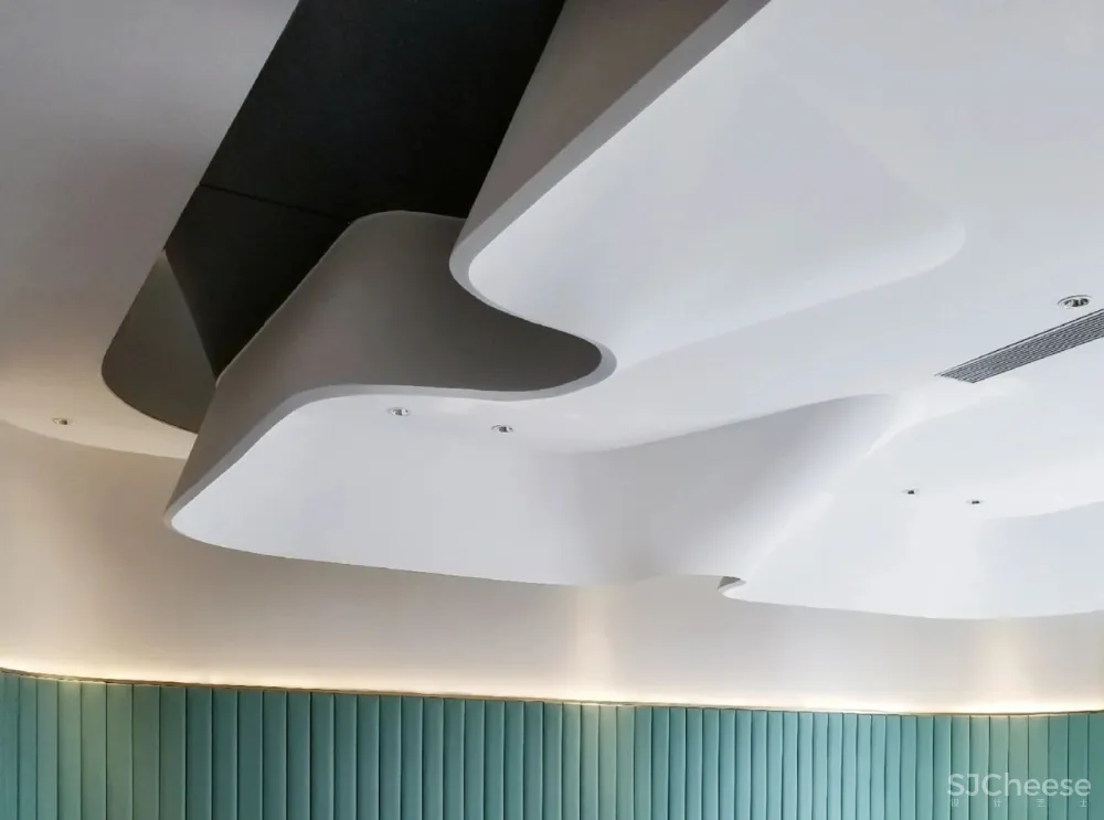 金与蓝点缀的灵动空间,唤起新与旧的时光对话