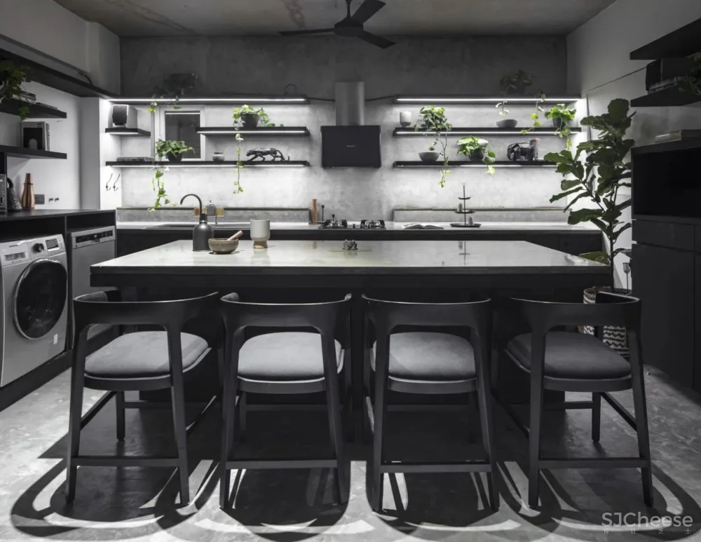 这个家又黑暗又绚烂，既大胆又原始，你会选择住在这个酷酷的空间吗？