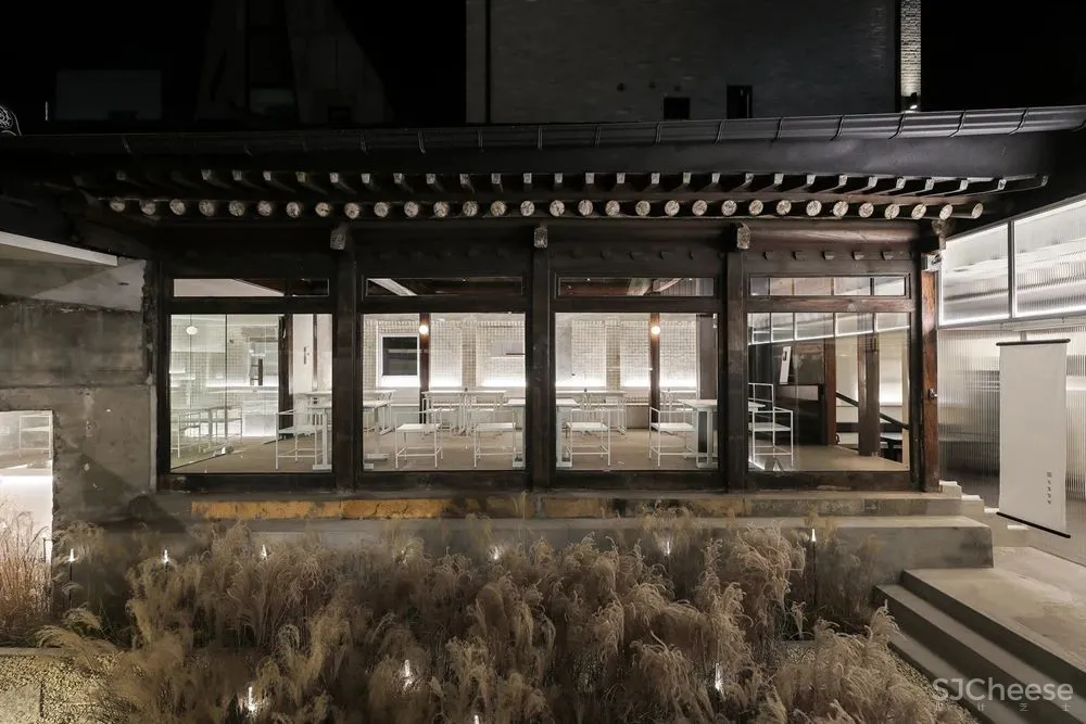 首尔市中心这家餐厅,院里竟种满了茅草?