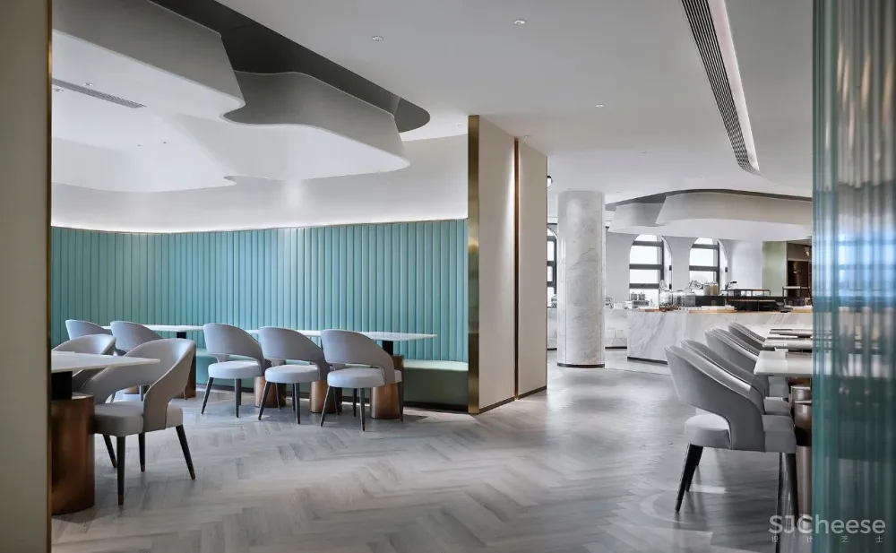 金与蓝点缀的灵动空间,唤起新与旧的时光对话