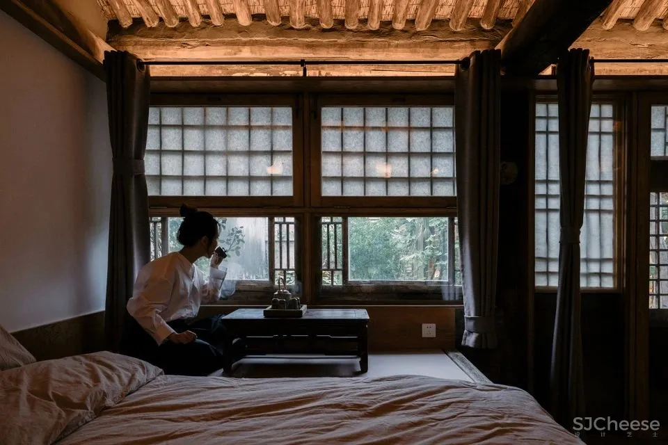 北京这栋沉静百年的老宅没有爆改,却把过道运用得淋漓尽致!