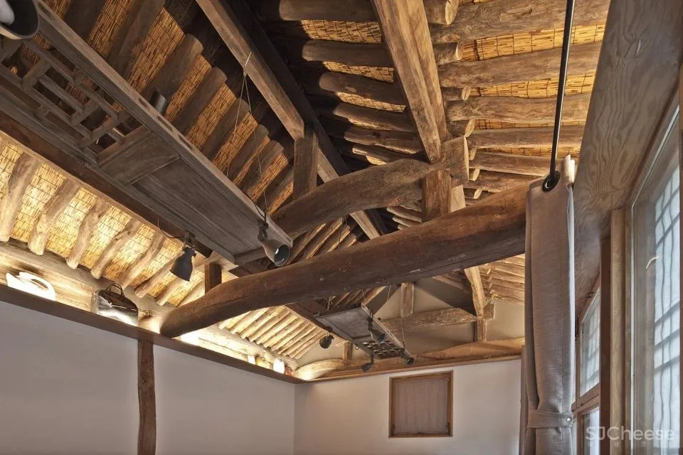 北京这栋沉静百年的老宅没有爆改,却把过道运用得淋漓尽致!