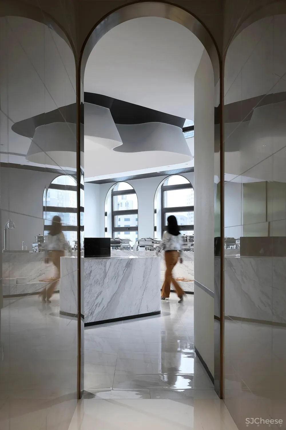 金与蓝点缀的灵动空间,唤起新与旧的时光对话