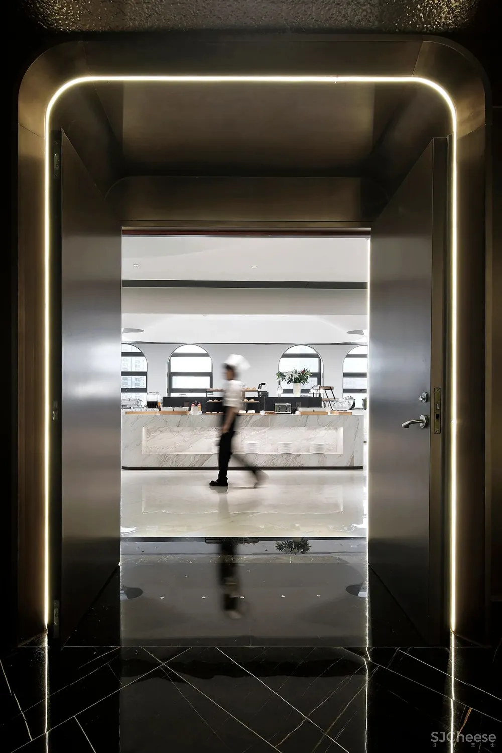 金与蓝点缀的灵动空间,唤起新与旧的时光对话