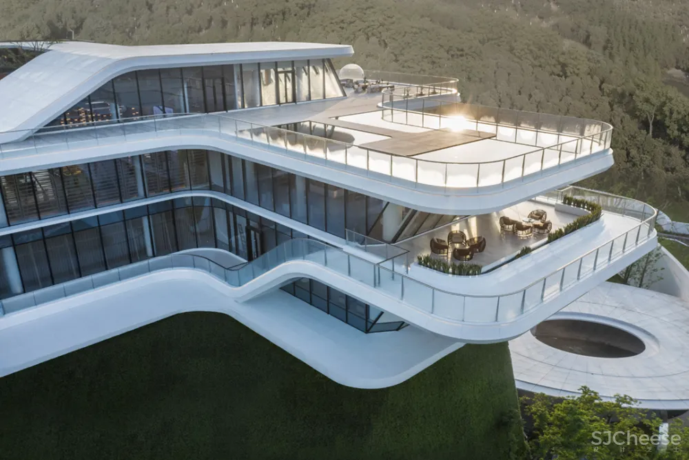 重庆滨江边的“时光之轮” 元禾大千