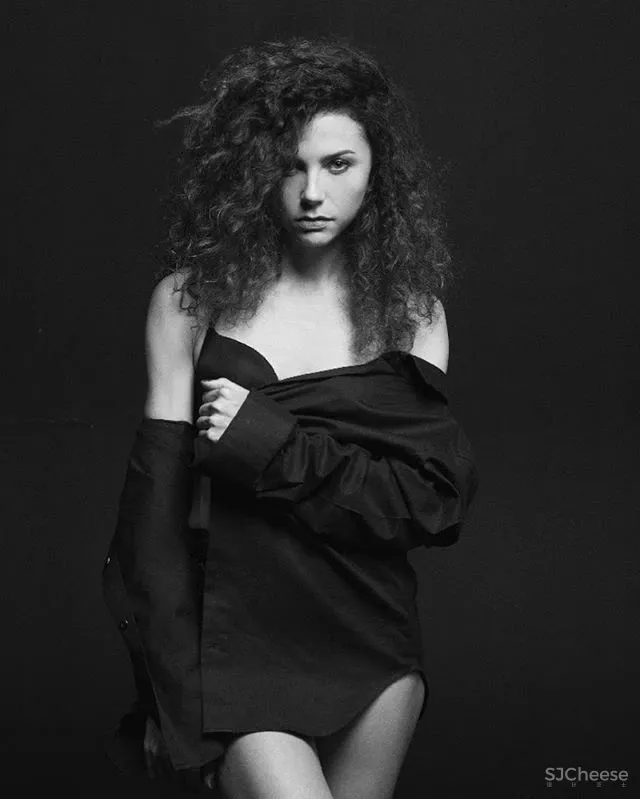 43㎡黑色小户型住宅,网友:这才叫一个人的豪宅!