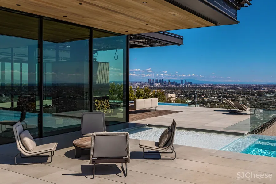 4亿一幢的好莱坞豪宅,粗糙外表下,竟有这些令人惊讶的机关!