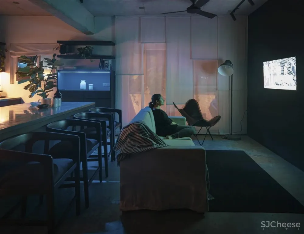 这个家又黑暗又绚烂，既大胆又原始，你会选择住在这个酷酷的空间吗？