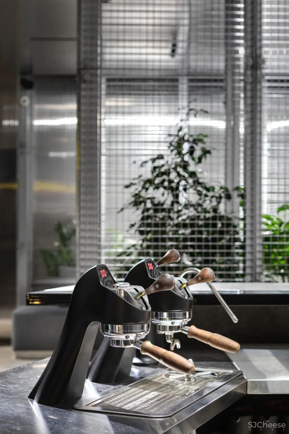 材质极致运用，拉丝不锈钢赋予空间高级感！