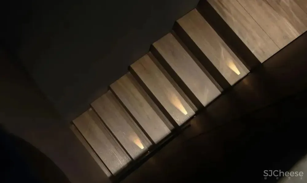 240㎡复式低干预痕迹的设计,在黑白色调中体现高级感 匠人筑语空间设计工作室