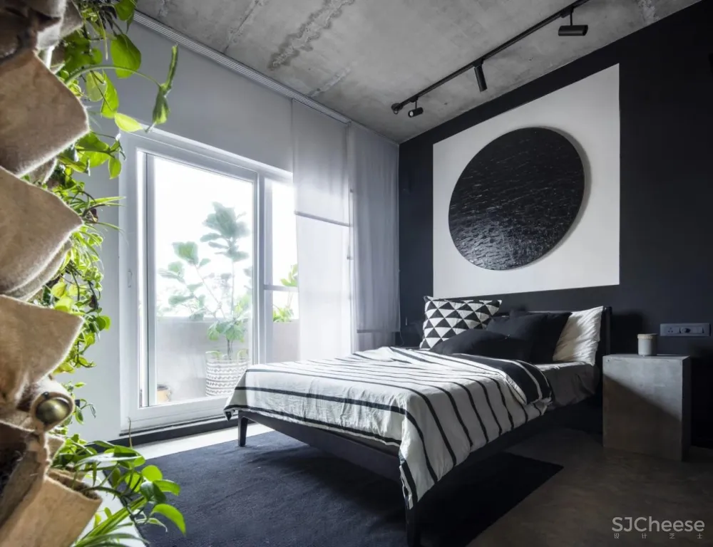 这个家又黑暗又绚烂，既大胆又原始，你会选择住在这个酷酷的空间吗？