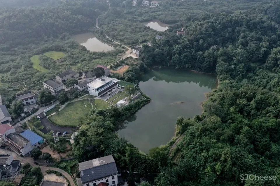 稻田里的极简民宿