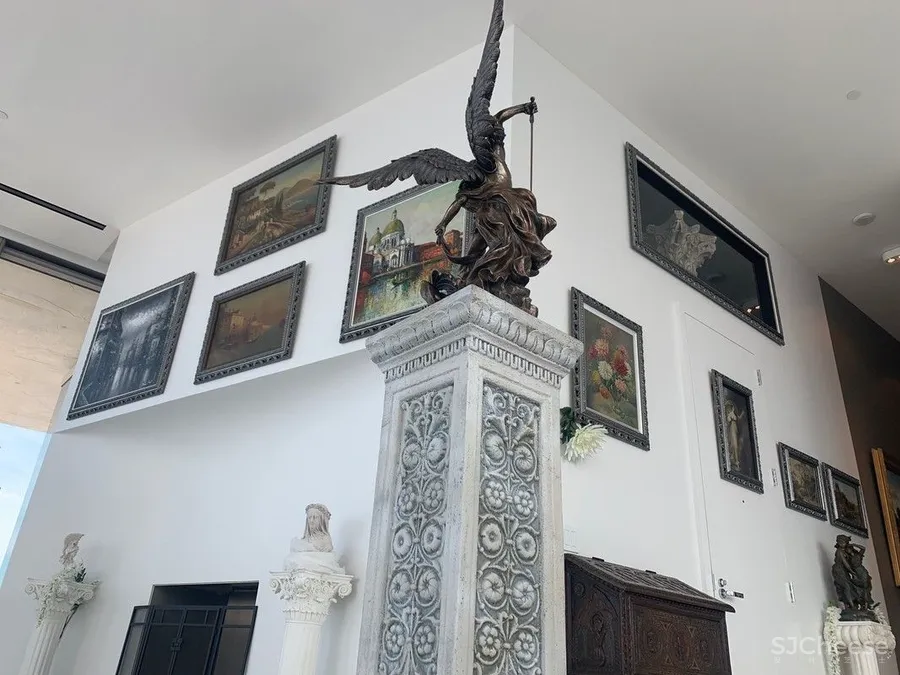 毛坯感的顶层公寓，一个月租金68万，三种软装陈设，哪种更高级？