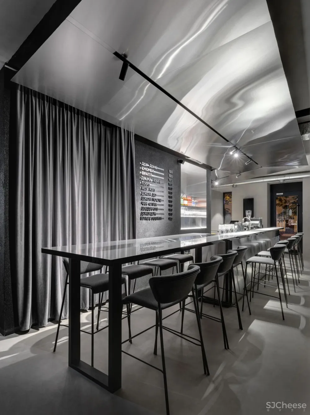 材质极致运用，拉丝不锈钢赋予空间高级感！