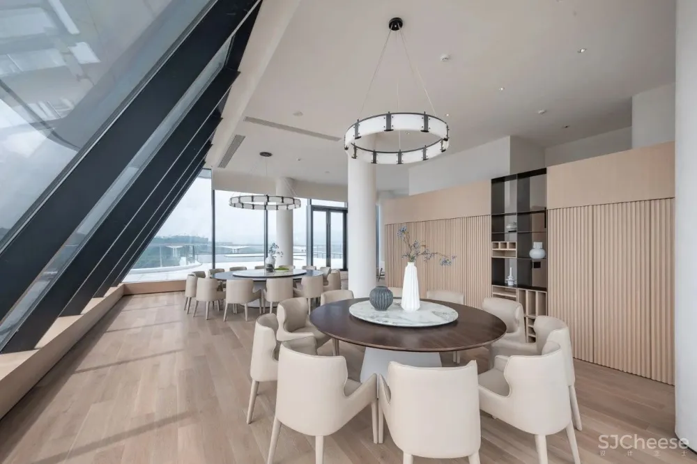 重庆滨江边的“时光之轮” 元禾大千