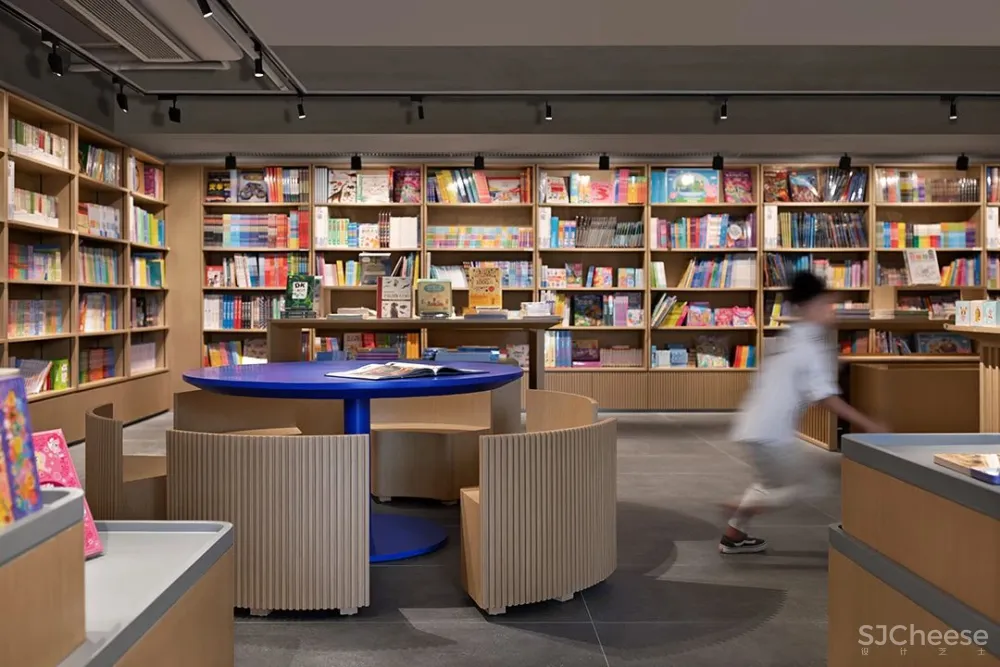 立品设计 郑铮 一家书店，点亮一座城市的文化灯塔