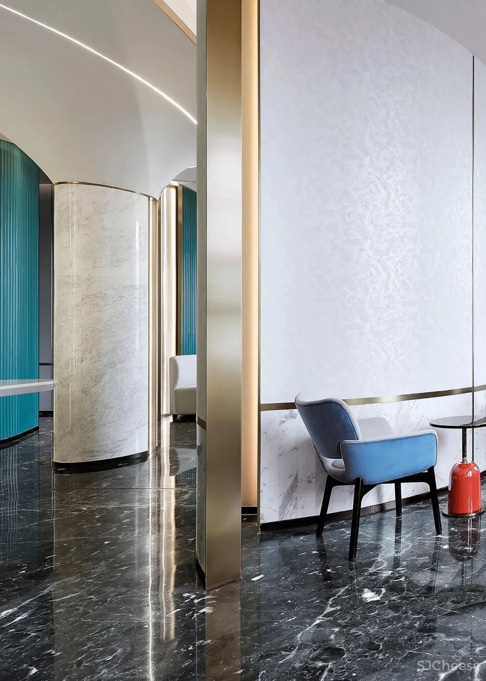 金与蓝点缀的灵动空间,唤起新与旧的时光对话