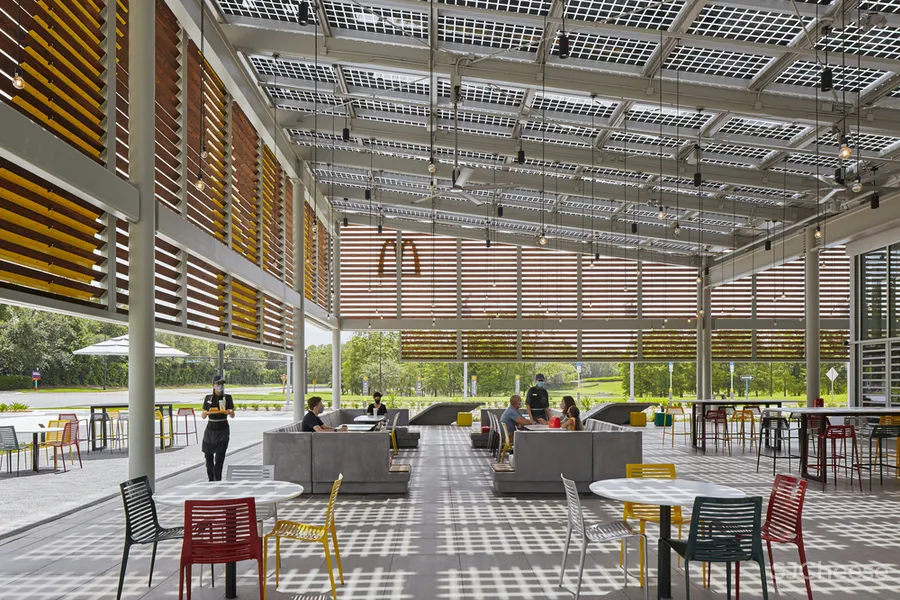 麦当劳第一家全球旗舰餐厅开幕!看似「简易」的设计,却能全靠自己发电