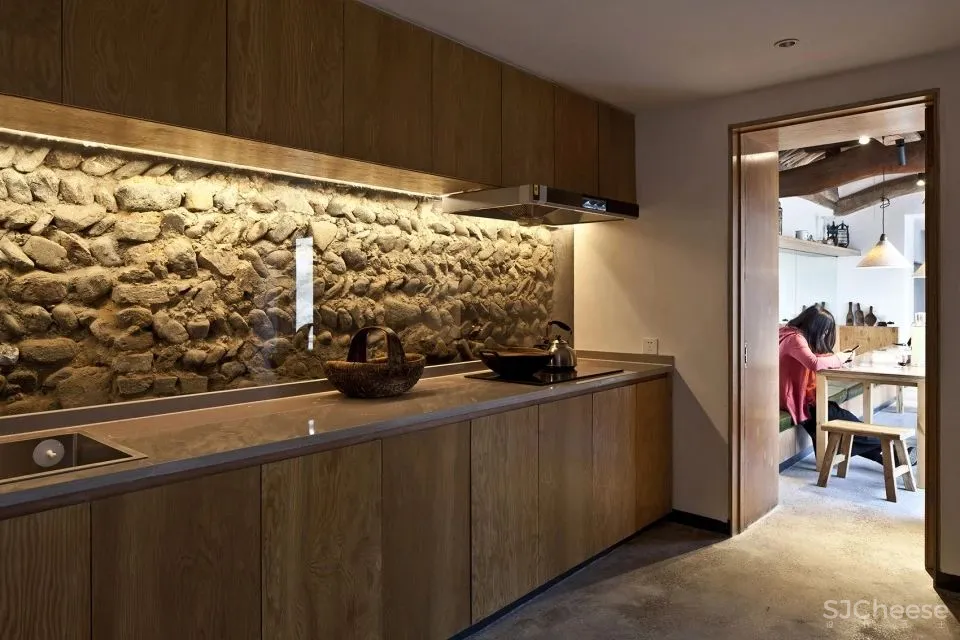 北京这栋沉静百年的老宅没有爆改,却把过道运用得淋漓尽致!