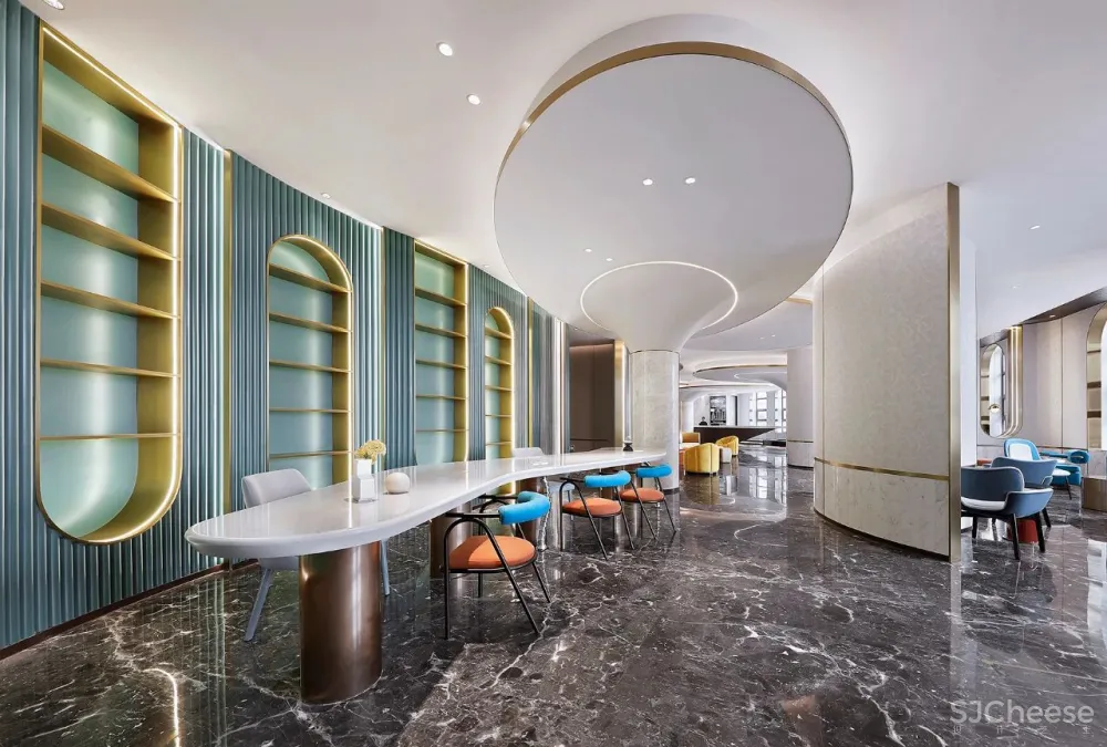 金与蓝点缀的灵动空间,唤起新与旧的时光对话