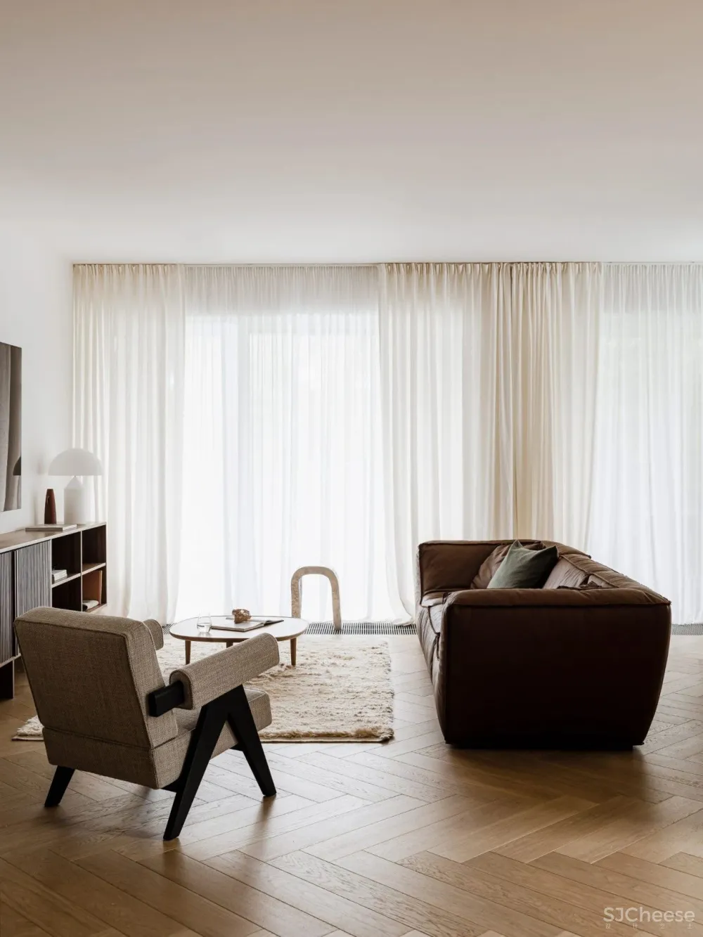 橡木 石灰华大理石,这个大地色系的家高级又温暖