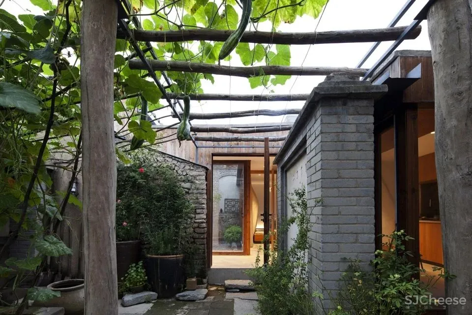 北京这栋沉静百年的老宅没有爆改,却把过道运用得淋漓尽致!