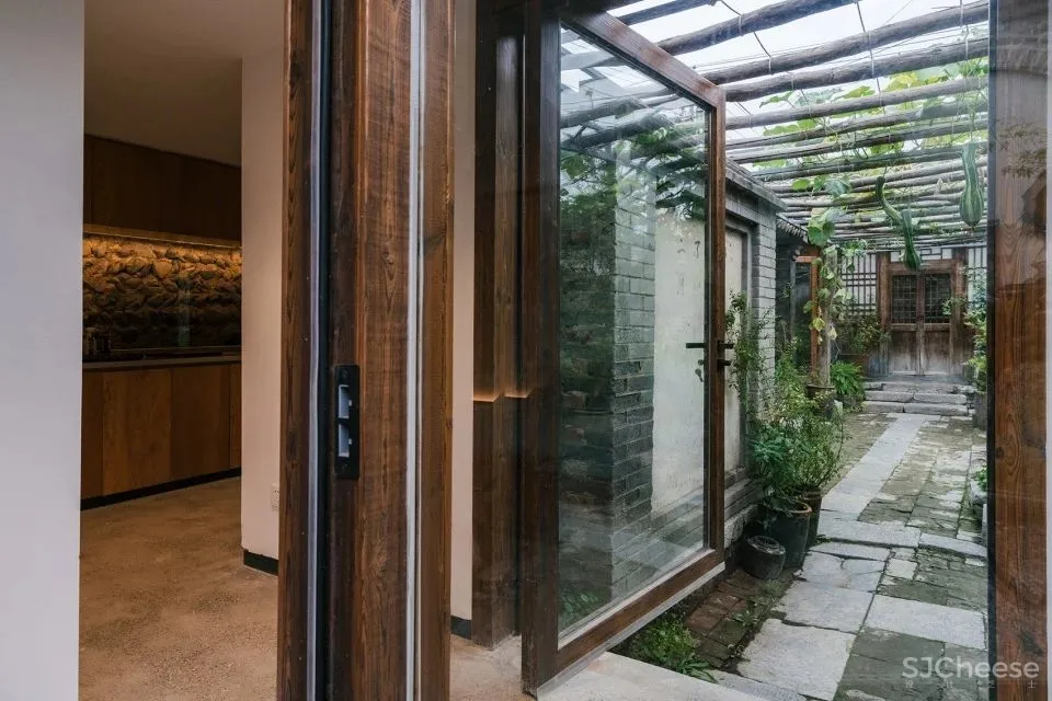 北京这栋沉静百年的老宅没有爆改,却把过道运用得淋漓尽致!