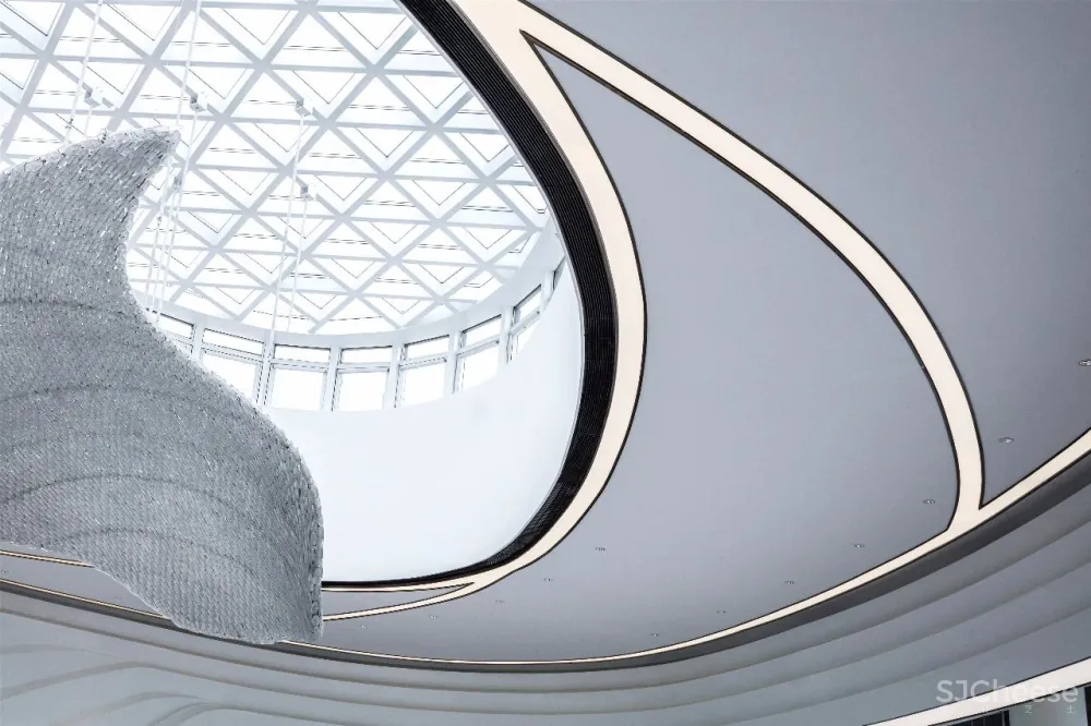 凌子达新作 星云流动的空间