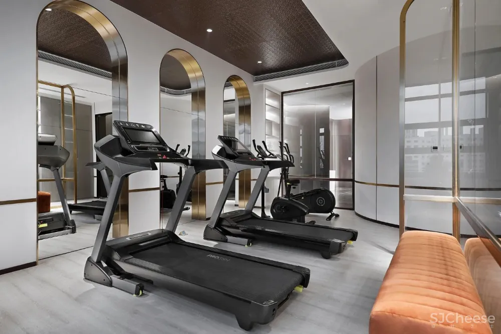 金与蓝点缀的灵动空间,唤起新与旧的时光对话