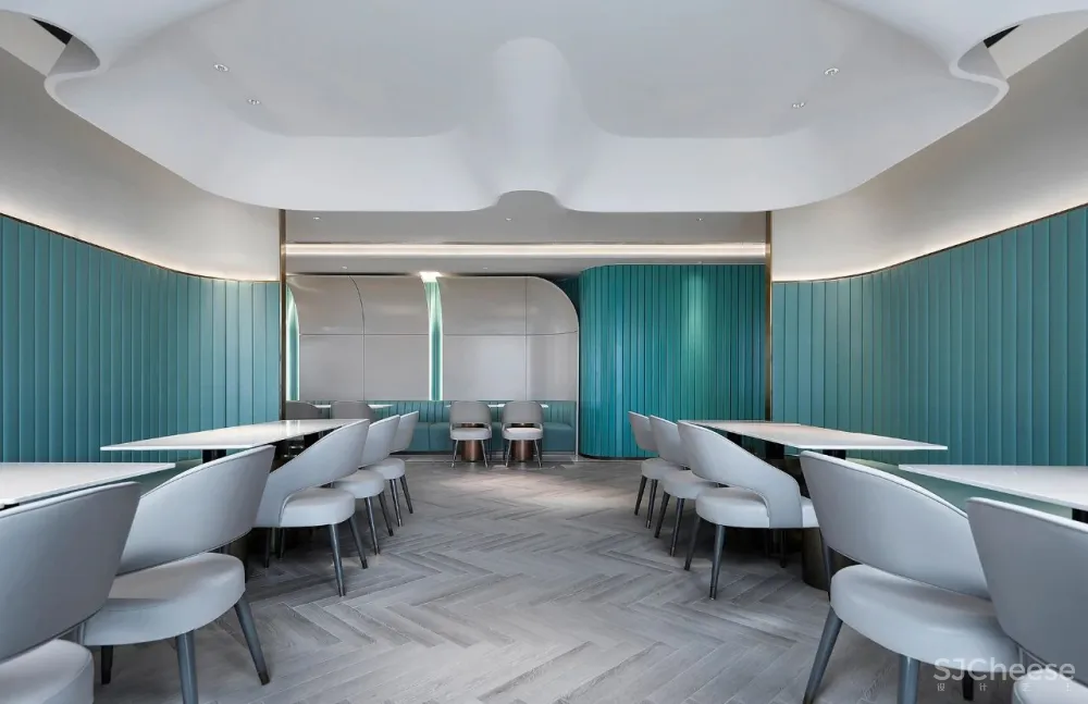 金与蓝点缀的灵动空间,唤起新与旧的时光对话