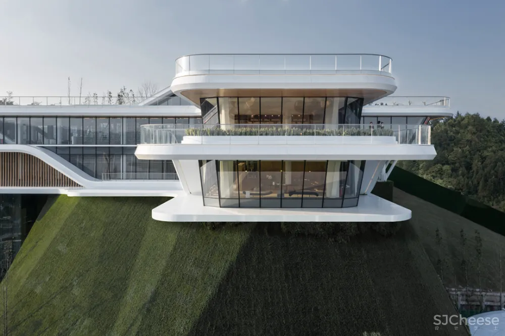 重庆滨江边的“时光之轮” 元禾大千