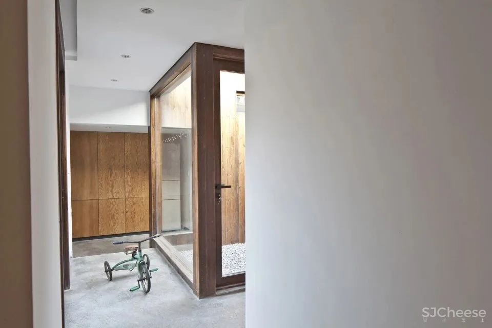 北京这栋沉静百年的老宅没有爆改,却把过道运用得淋漓尽致!