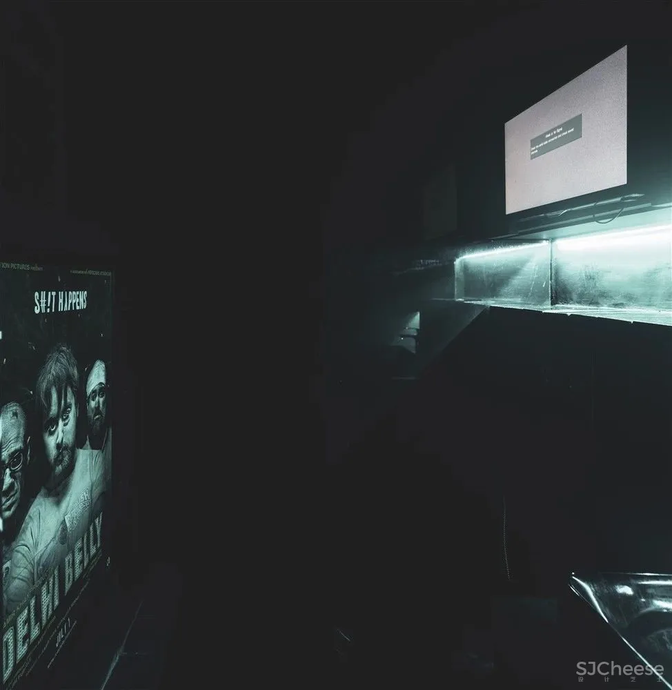 这个家又黑暗又绚烂，既大胆又原始，你会选择住在这个酷酷的空间吗？