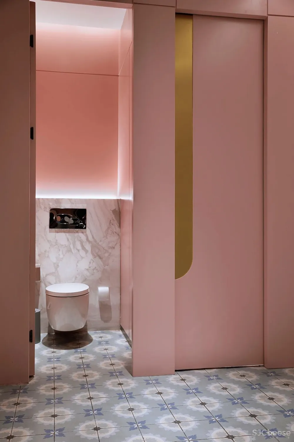 金与蓝点缀的灵动空间,唤起新与旧的时光对话