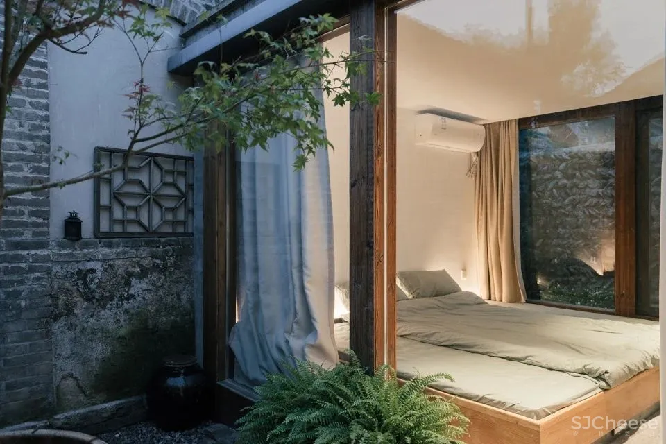 北京这栋沉静百年的老宅没有爆改,却把过道运用得淋漓尽致!