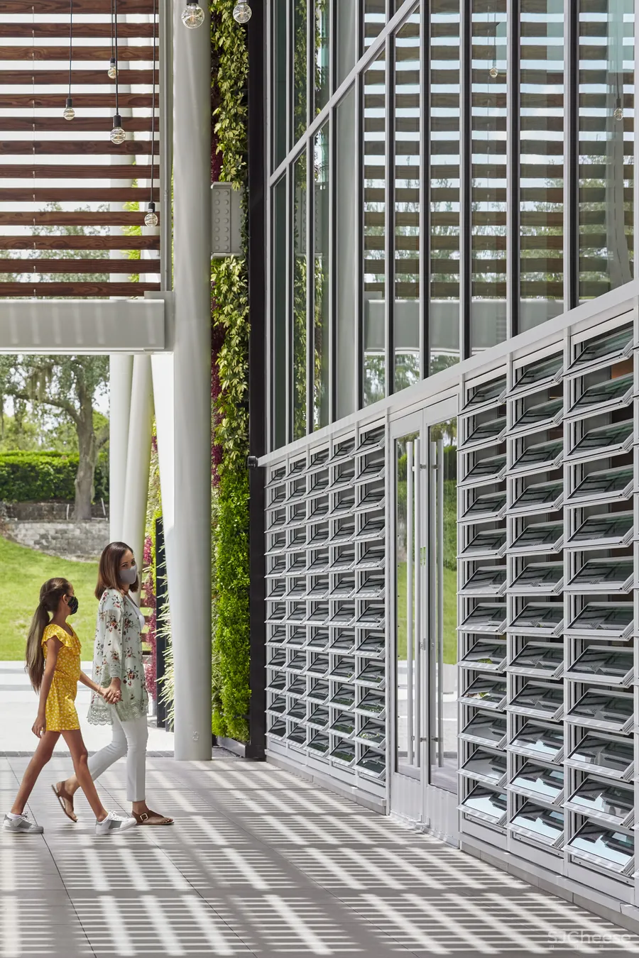 麦当劳第一家全球旗舰餐厅开幕!看似「简易」的设计,却能全靠自己发电