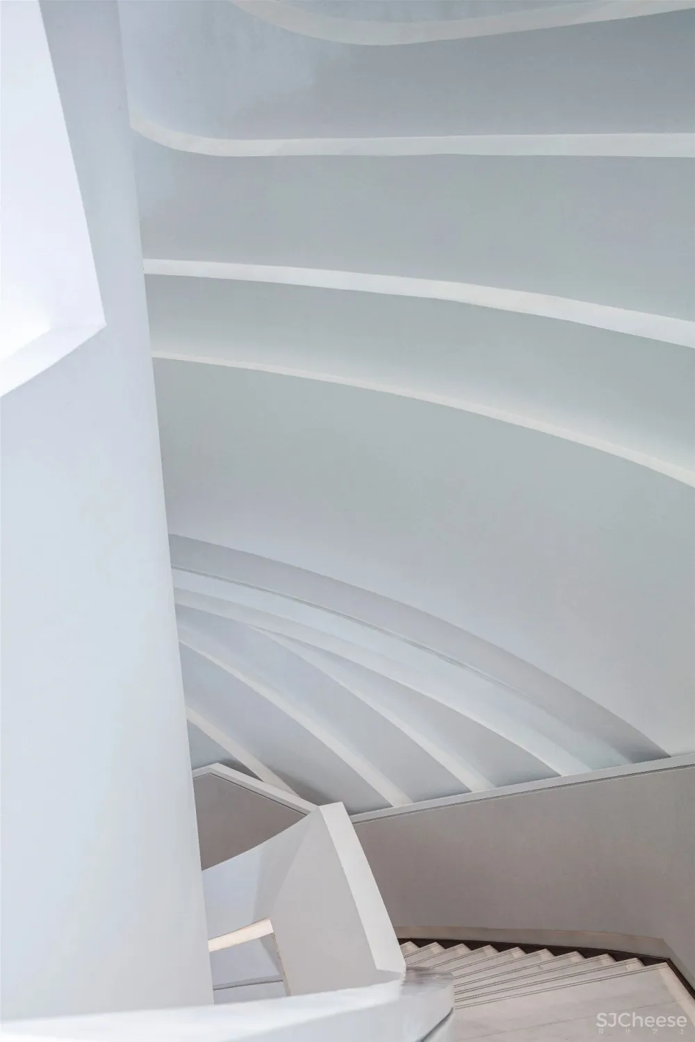 凌子达新作 星云流动的空间