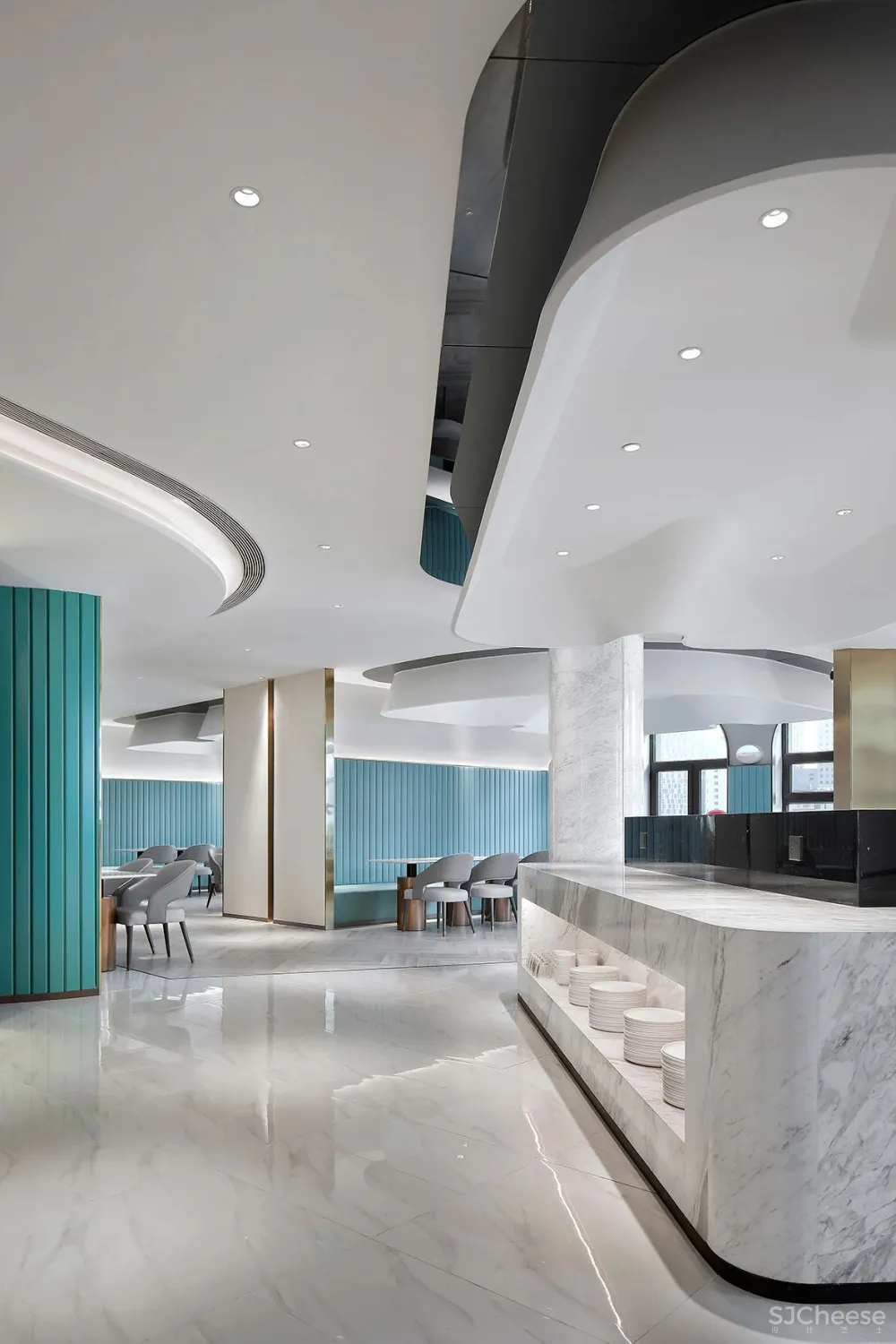 金与蓝点缀的灵动空间,唤起新与旧的时光对话